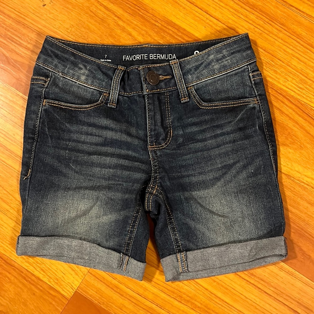 SO Favorite Bermuda size 7 new without tags.